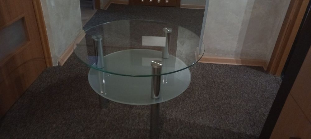 Mały szklany stolik