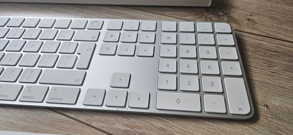 Klawiatura magic keyboard z touch ID i polem numerycznym