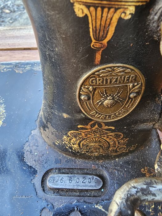 Раритетна швейна машинка зі станиною