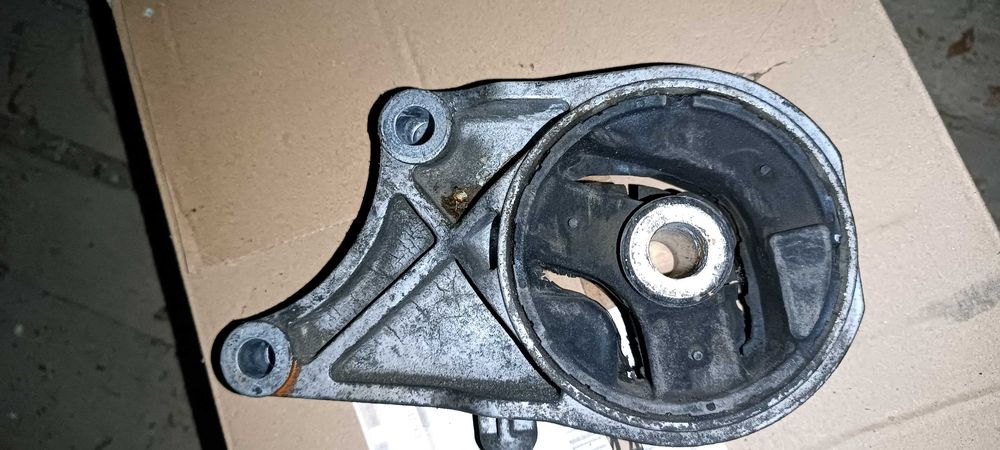 Продаю передню подушку двигуна на опель вектра с