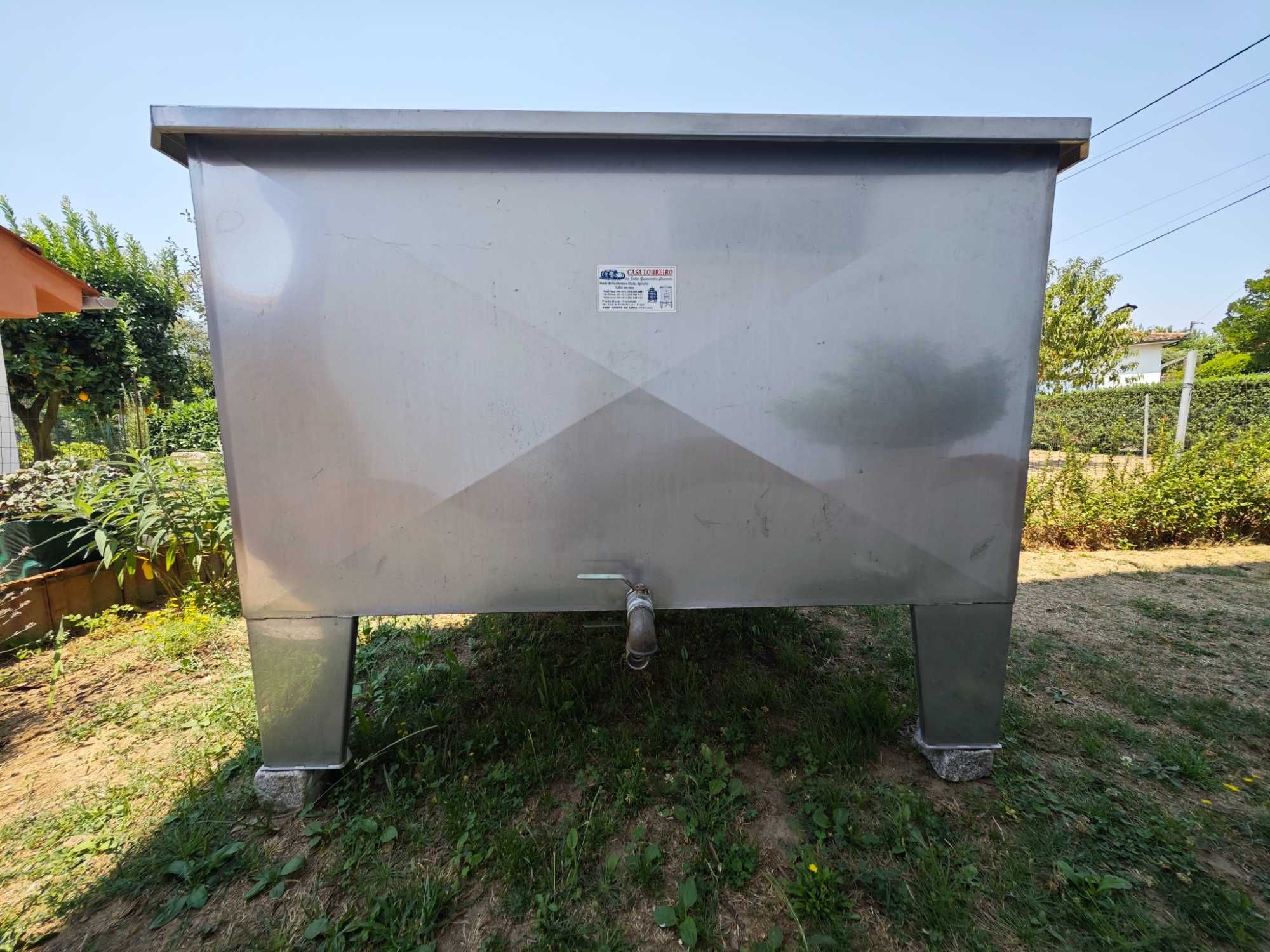 LAGAR DE INOX com capacidade para 1600 litros (aproximadamente)