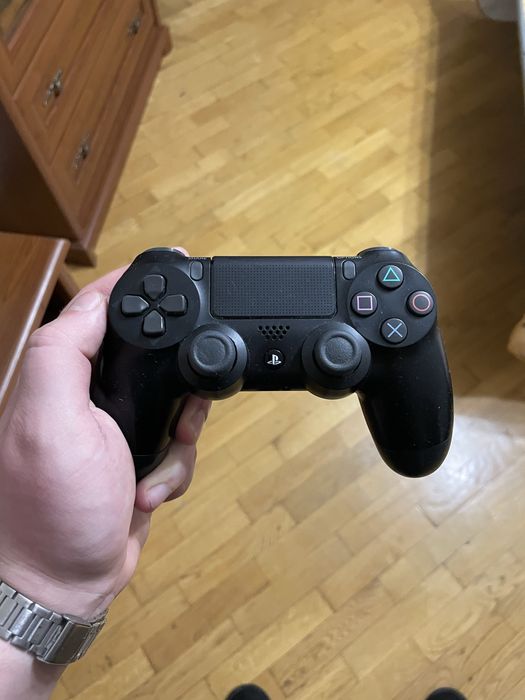 Sony Playstation 4 pro(1 терабайт памяти)