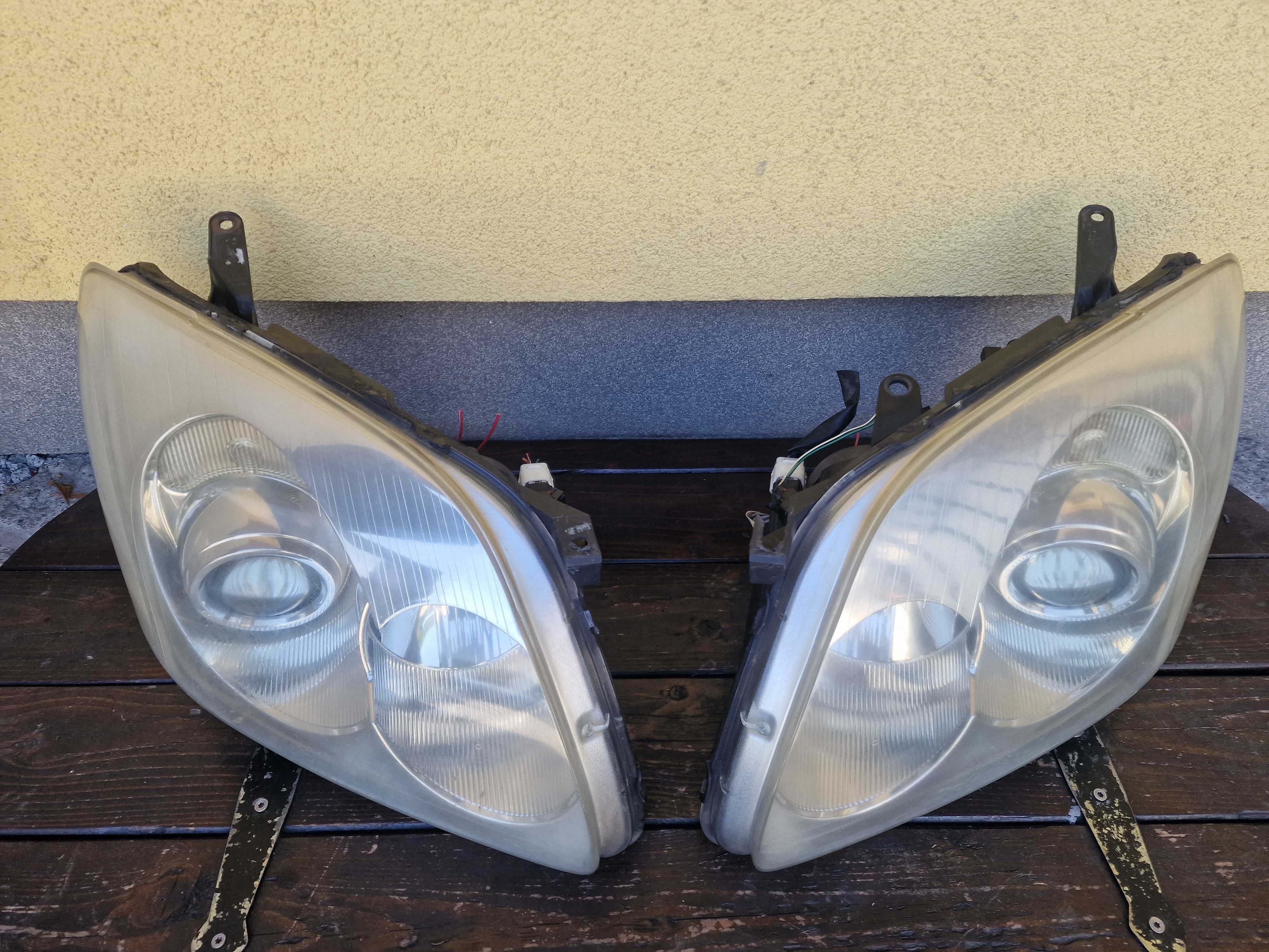 Toyota Avensis T25 2004r lampa lampy reflektory przód  xenon oryginal