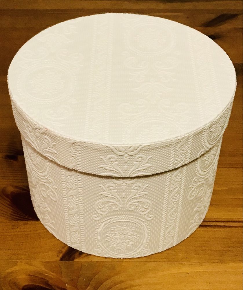 Pudełko kartonowe tłoczone okrągłe ornament białe M