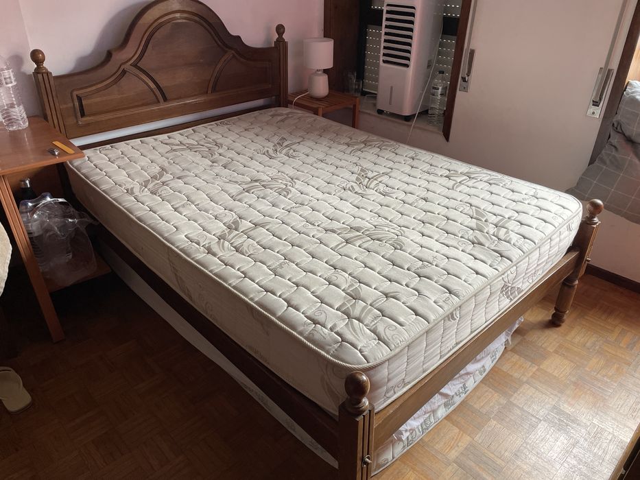 Cama de madeira casal