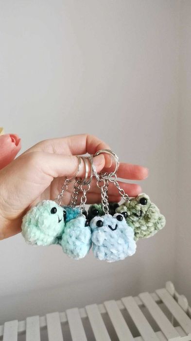 Żabka na szydełku, breloczek handmade