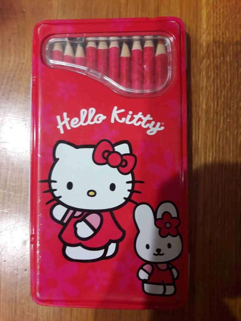 Zestaw 12 kredek ołówkowych okrągłych w blaszanym pudełku Hello Kitty