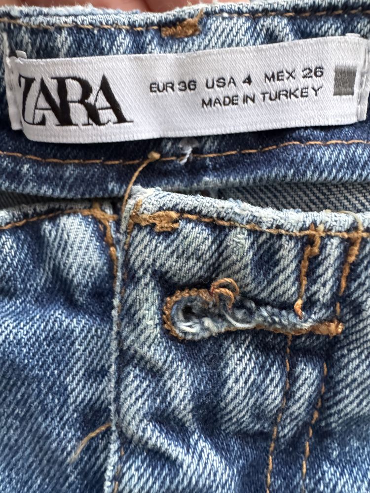Джинси Zara з золотими гудзиками