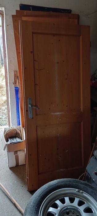 Drzwi wewnętrzne drewniane z zamkami i klamkami