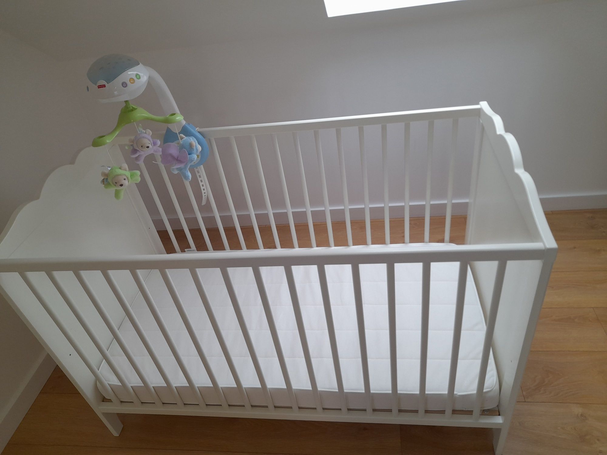 Łóżeczko Ikea HENSVIK + Materac Ikea VYSSA+ Karuzelka Fisher-Price
