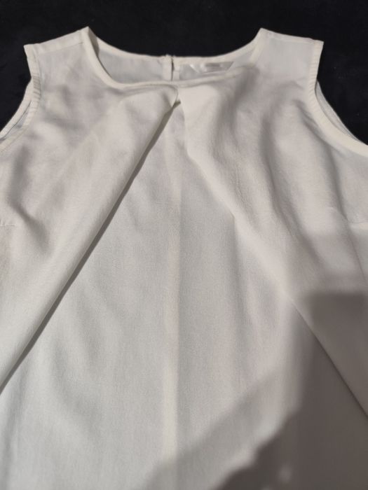 Przewiewna biała bluzka bez rękawów z marszczeniem