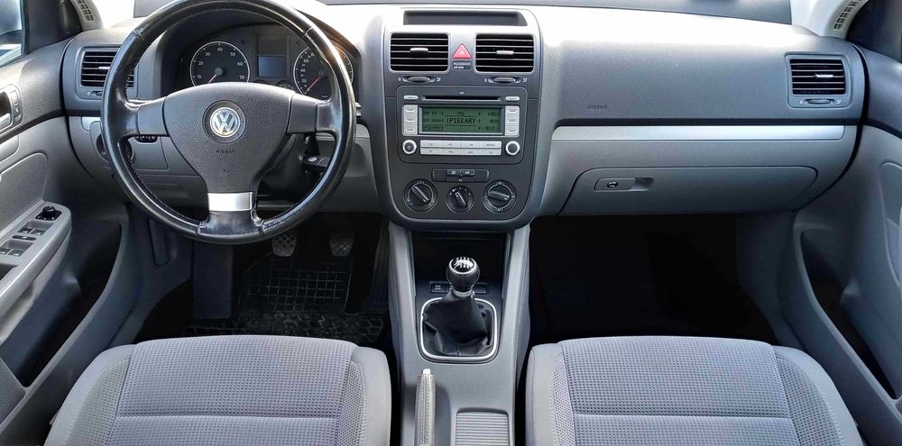 Zadbany i uszanowany Volkswagen Golf, benzyna, pierwsza rej. 2008 rok.