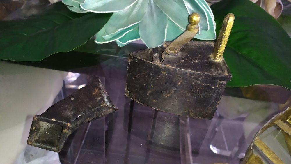 Ferro antigo e raro com base para menina brincar ( + 70 anos)