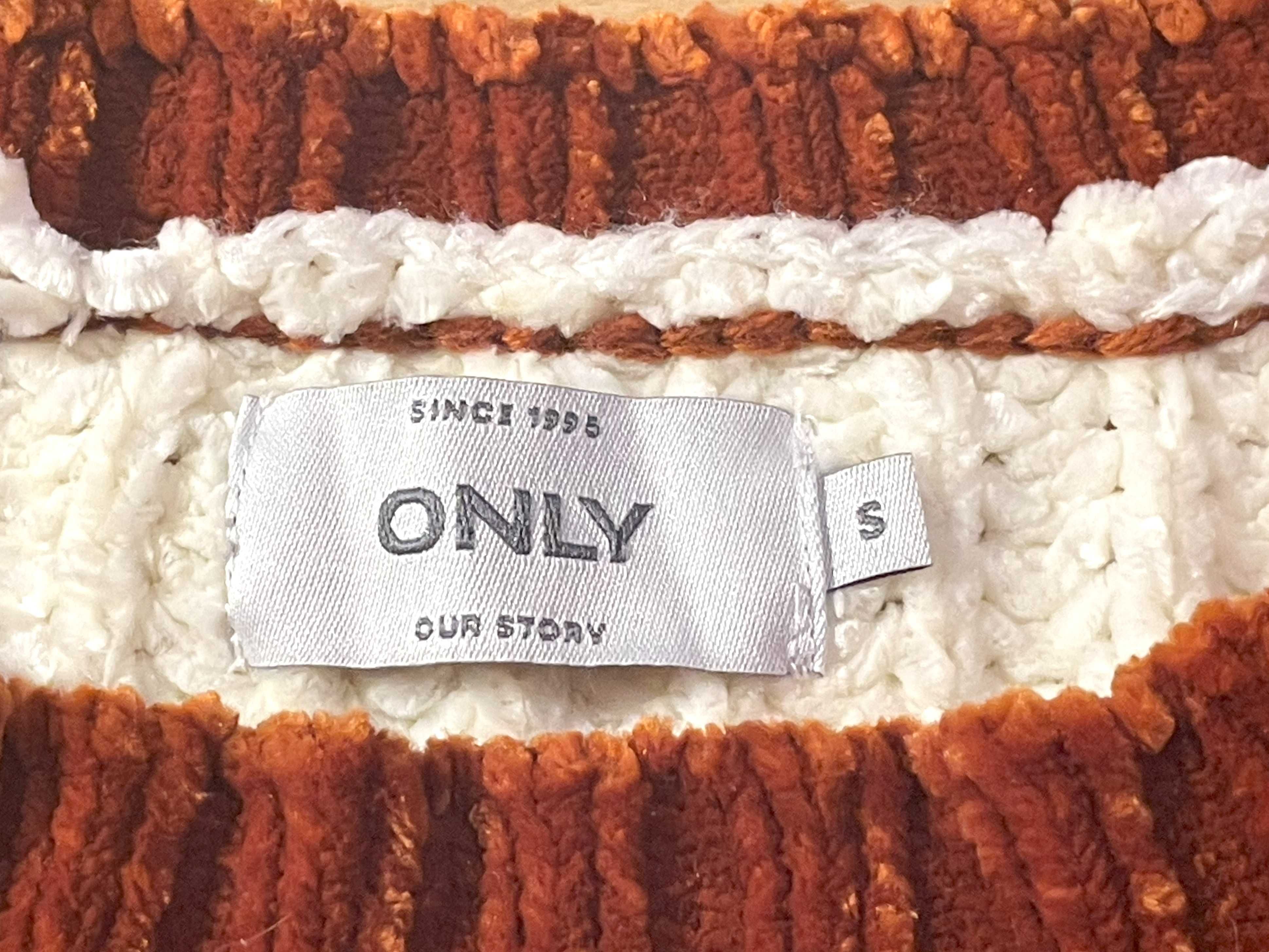 Sweter damski ONLY – rudo-złoty, miękki, luźny krój, stan bardzo dobry