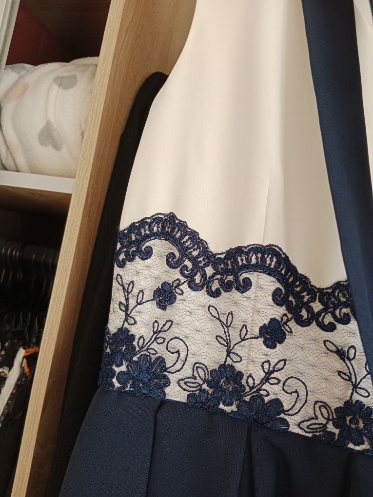 Elegancka biała rozkloszowana sukienka z koronką i wiązaniem w pasie m