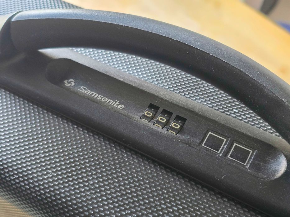 Новий портфель Samsonite з твердим корпусом.