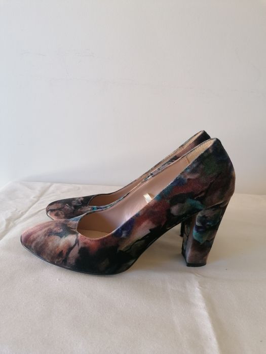 Sapatos salto Benetton em veludo floral 39