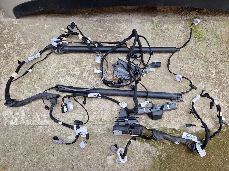 Комплект автоматизації задньої ляди на Ford Escape Kuga