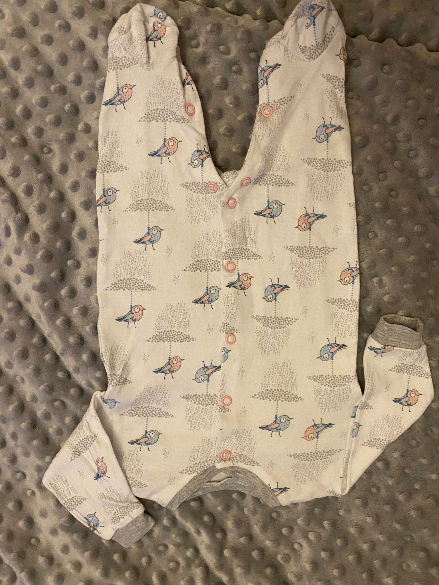 Ubranka dla niemowlaka.