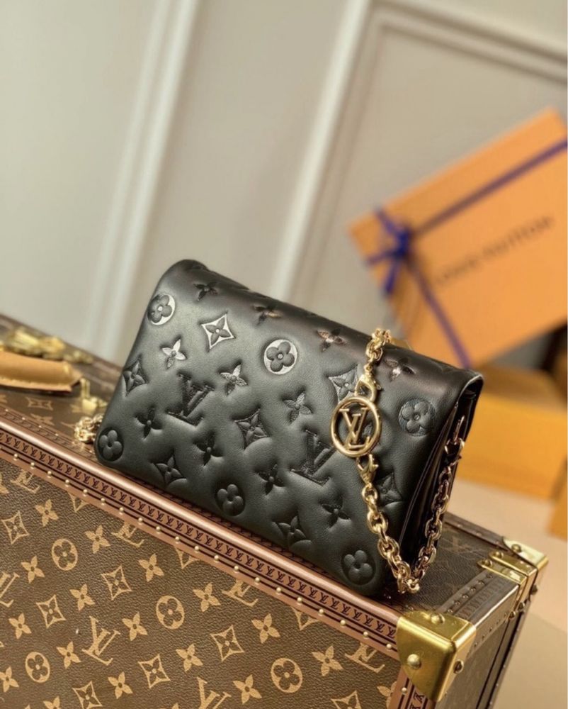 Czarna torebka firmy Louis Vuitton