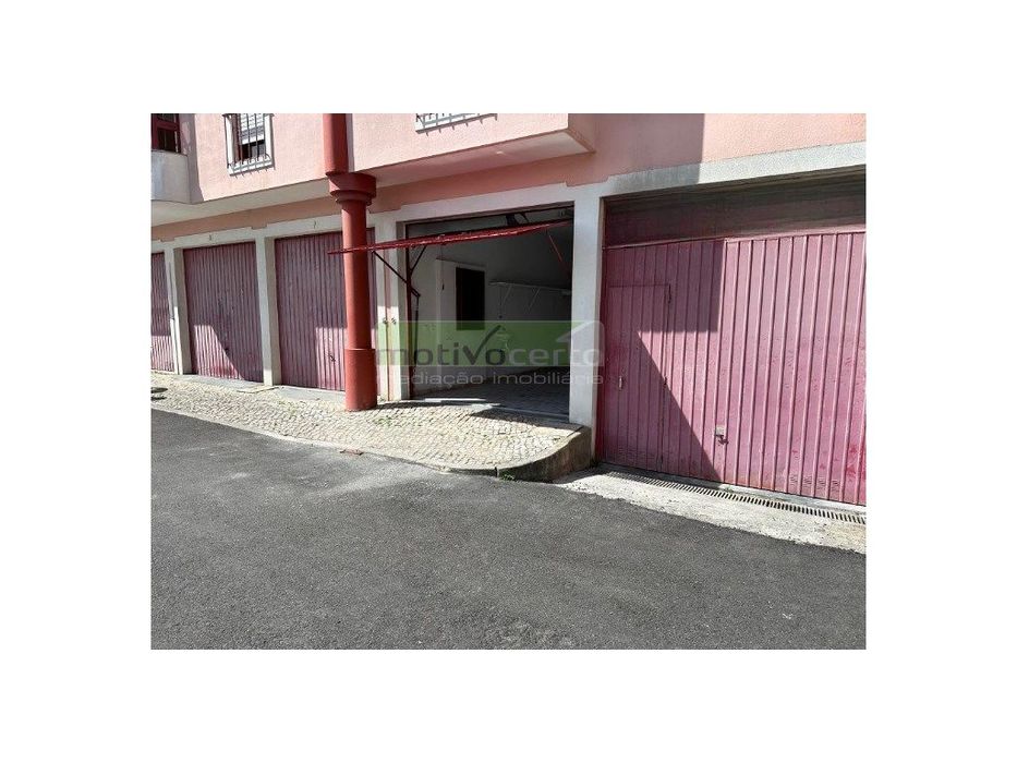 Garagem em Mem Martins. Com Água, Luz e Portão Manual.