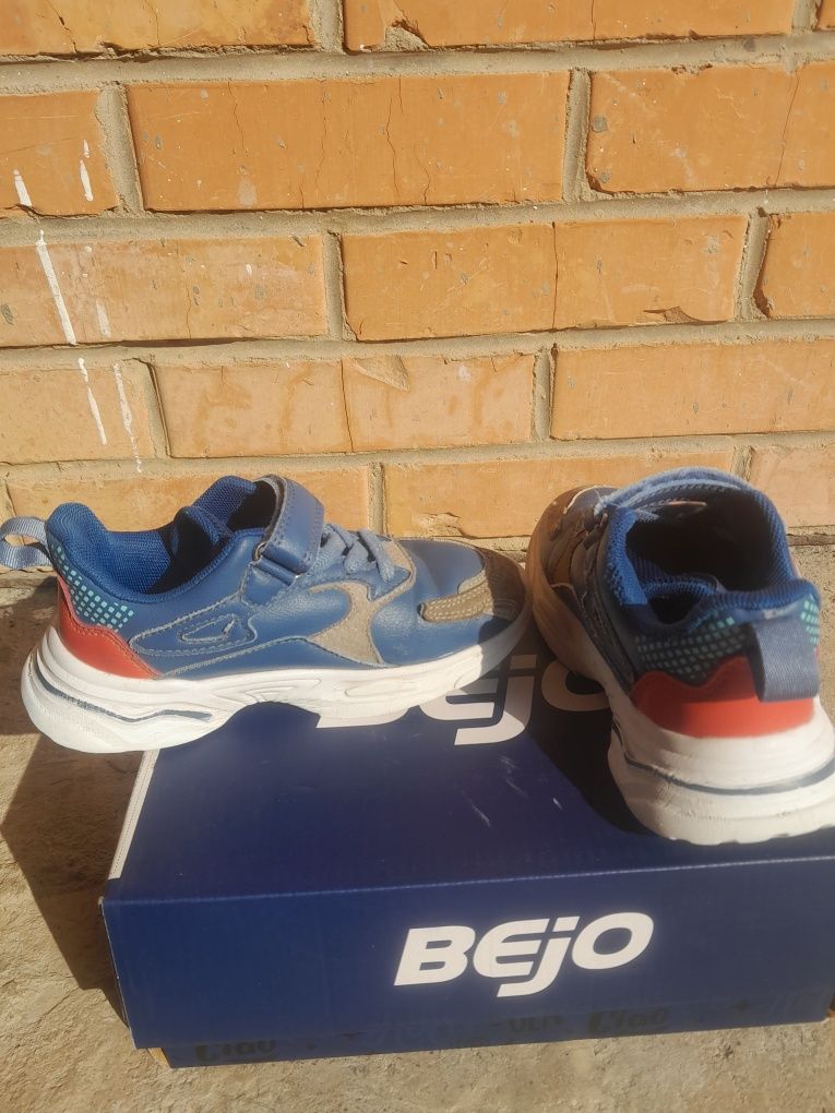 Продам  шкіряні кросівки  Bejo