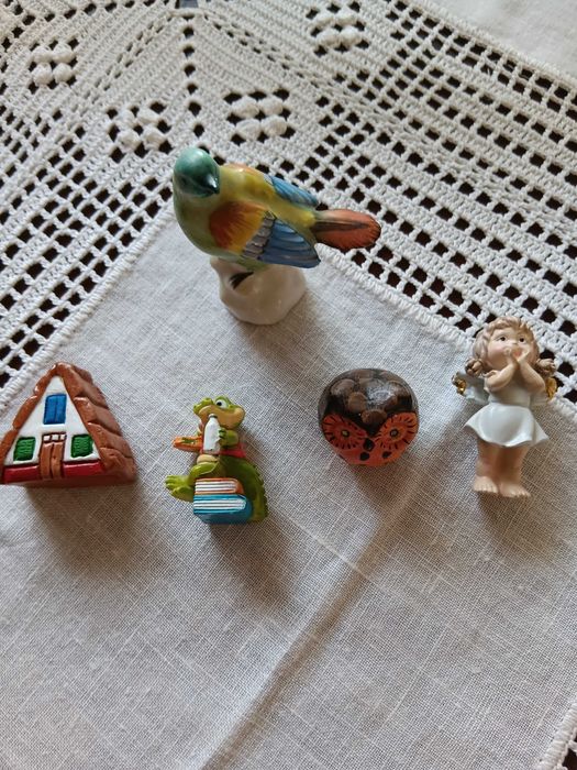 Vários bonecos em miniatura