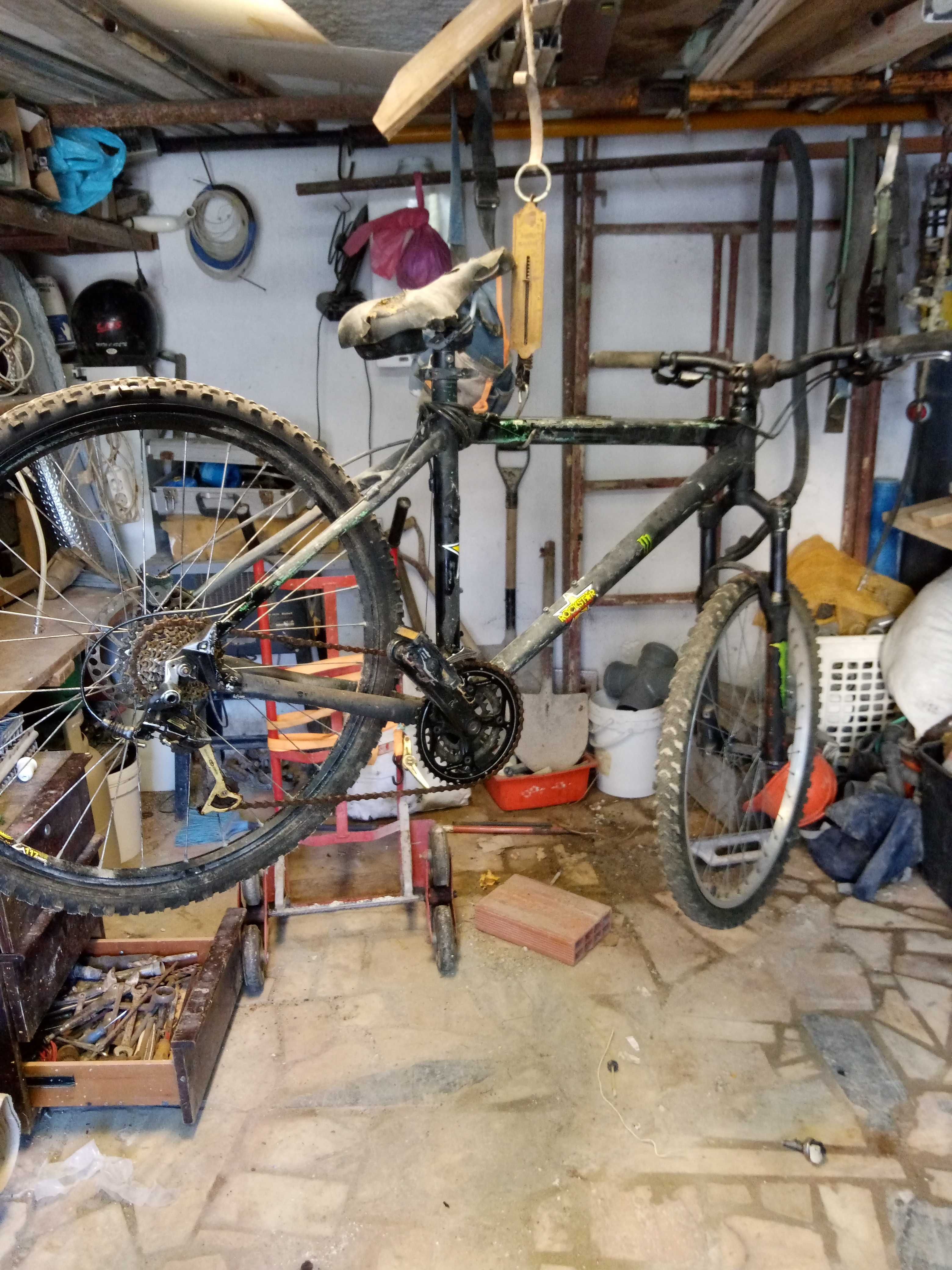 bicicleta toda em alumínio pesa 10kg para restauro