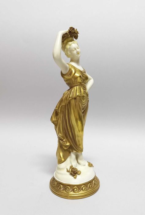 Muza, alegoria, złocona figurka Volkstedt. przed 1936 r.