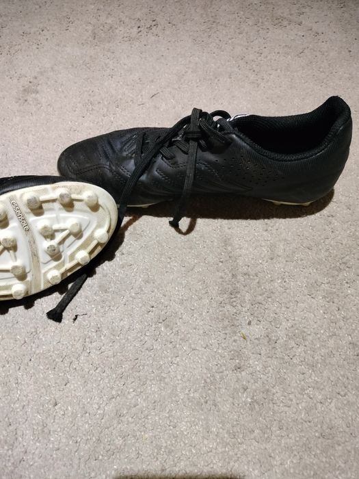 Chuteiras azuis e pretas