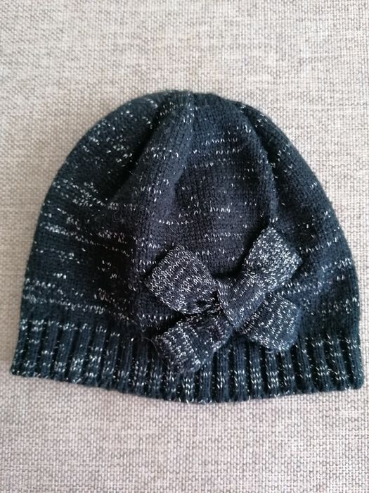 Cienka czapka na jesień z kokardą czarna ze srebrną nitką 98/104