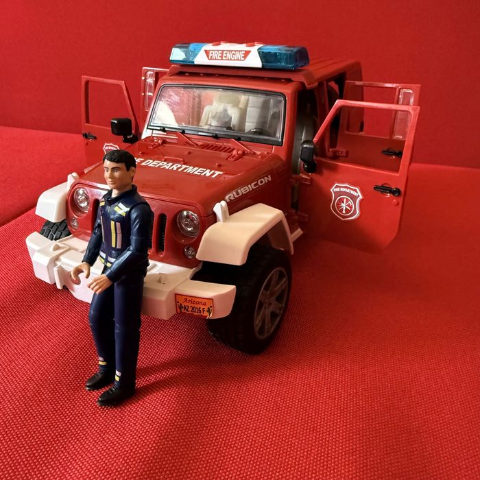 Пожежна машинка Bruder Jeep з фігуркою