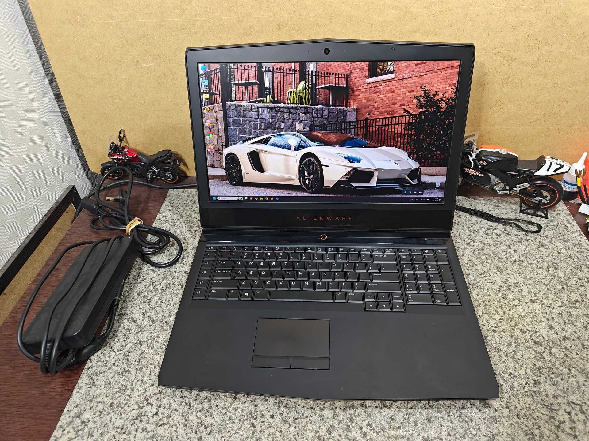 Ноутбук Alienware 17 R5 17" 8750H 16GB 500 SSD GTX 1070 8GB свіжа АКБ
