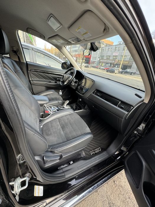 Авто Mitsubishi Outlander PHEV 2018