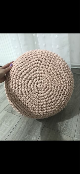 Pufa na szydełku, ręcznie robiona.