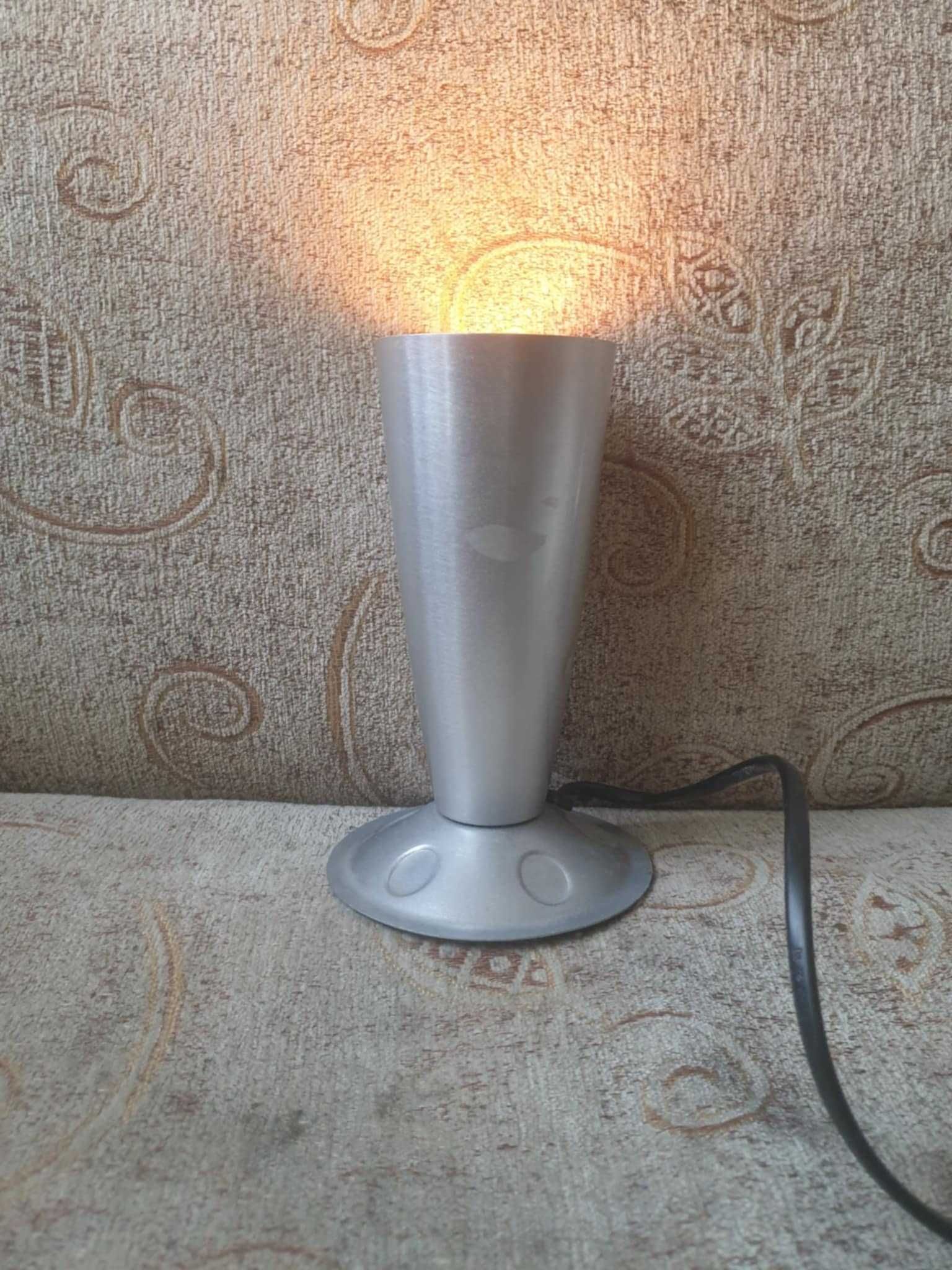 Lampka na biurko - świeci do góry