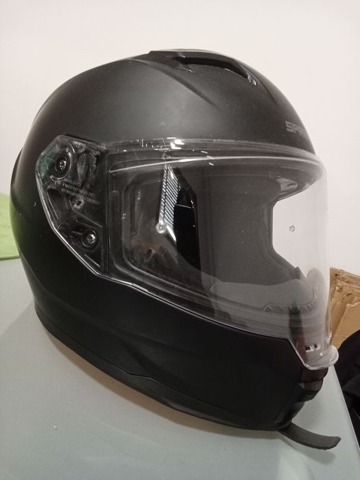 Capacete preto, com viseira para o sol