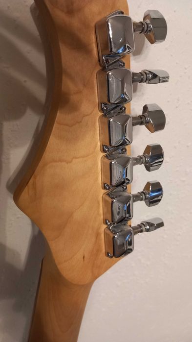 Mikołaj! Gitara typu Fender Stratocaster i wzm. GA 20  Watt