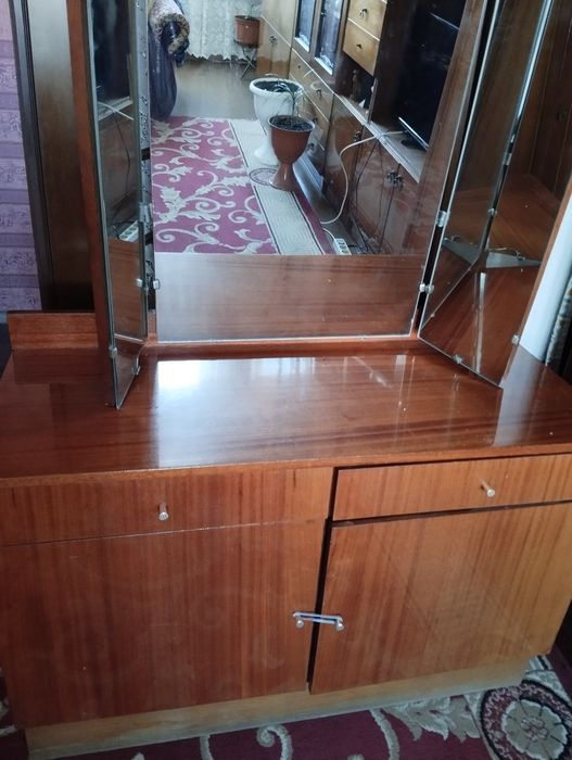 Продам трюмо в спальню,торг.Самовивіз.