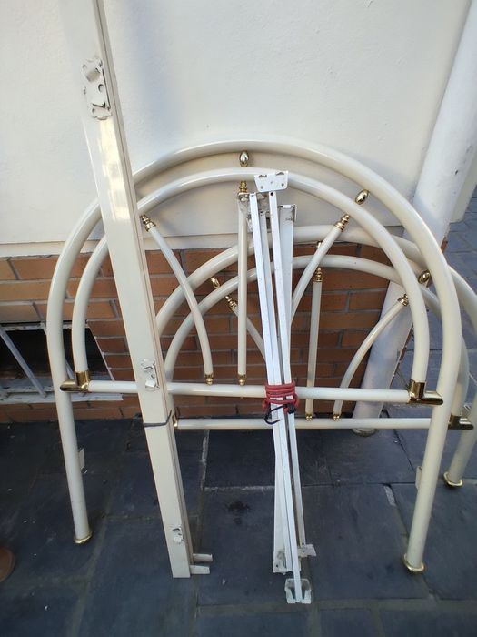 Cama de solteiro em ferro