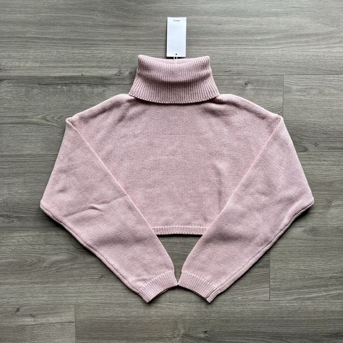 Różowy sweter w wywijanym golfem Mango