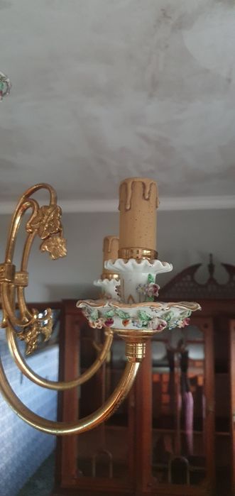 Candeeiro de teto antigo em porcelana e metal dourado