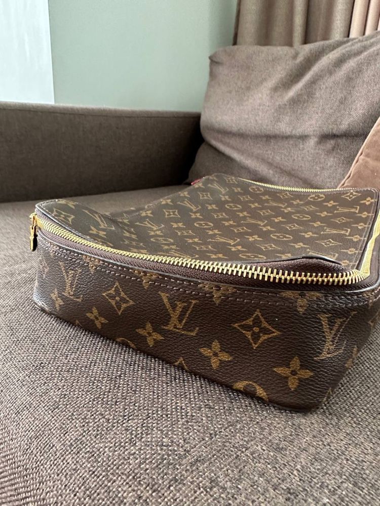 Louis Vuitton косметичка