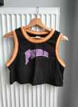 Puma Graphic bawełniany crop top logo bez rękawów sportowy treningowy