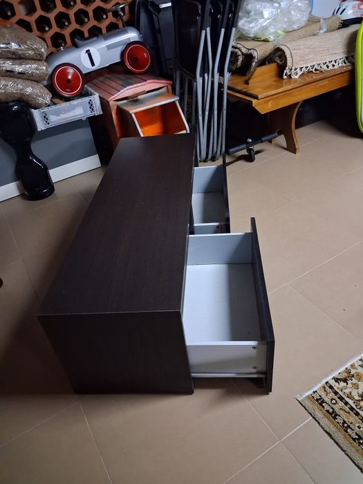 Móvel Besta Wengue com portas lacadas preto brilhante