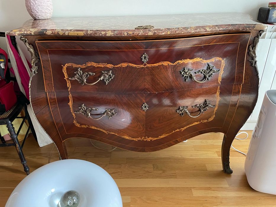 Cómoda classica antiga. Luis XV. Com tampo de marmore