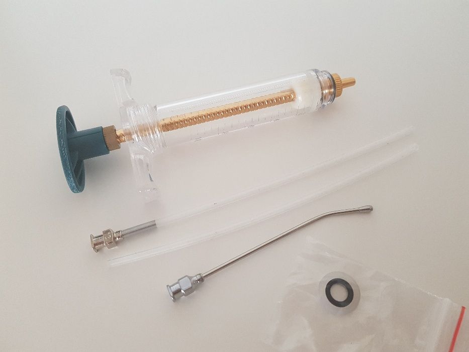 Seringa - criação de aves à mão