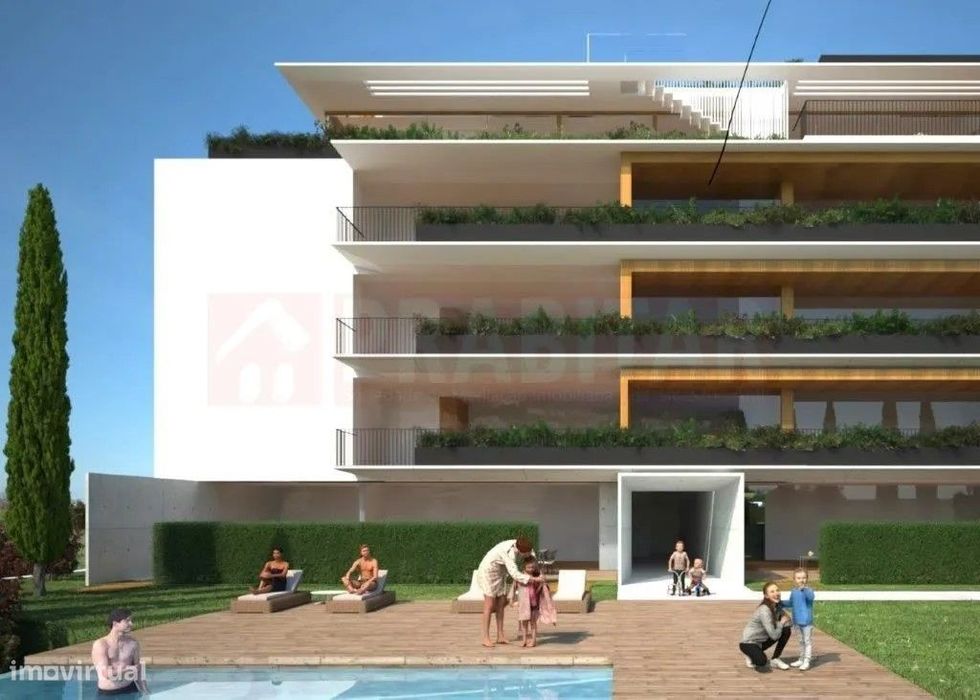 Em Santa Clara, T1 em Condomínio Fechado com Piscina e Jardim