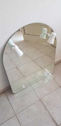 Espelho de casa de banho com duas lâmpadas.