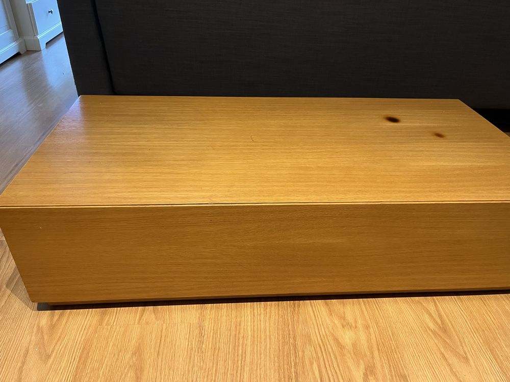 Mesa de centro com gaveta